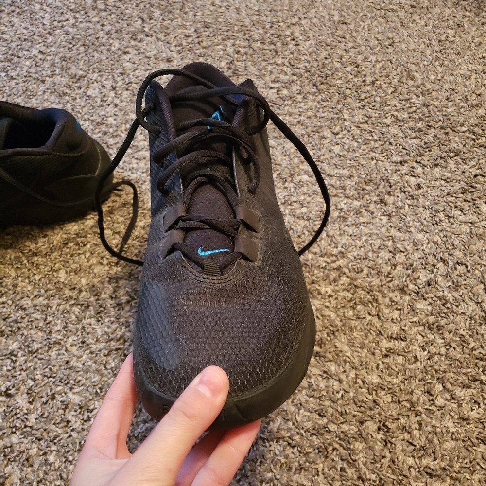 black Nike basketball shoes - Picture 2 of 7